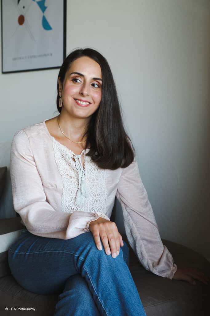 portait professionnel faiza assise